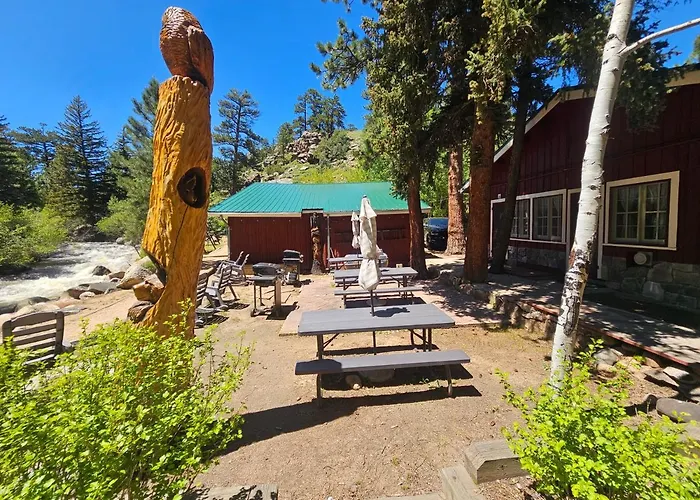 Swiftcurrent Lodge