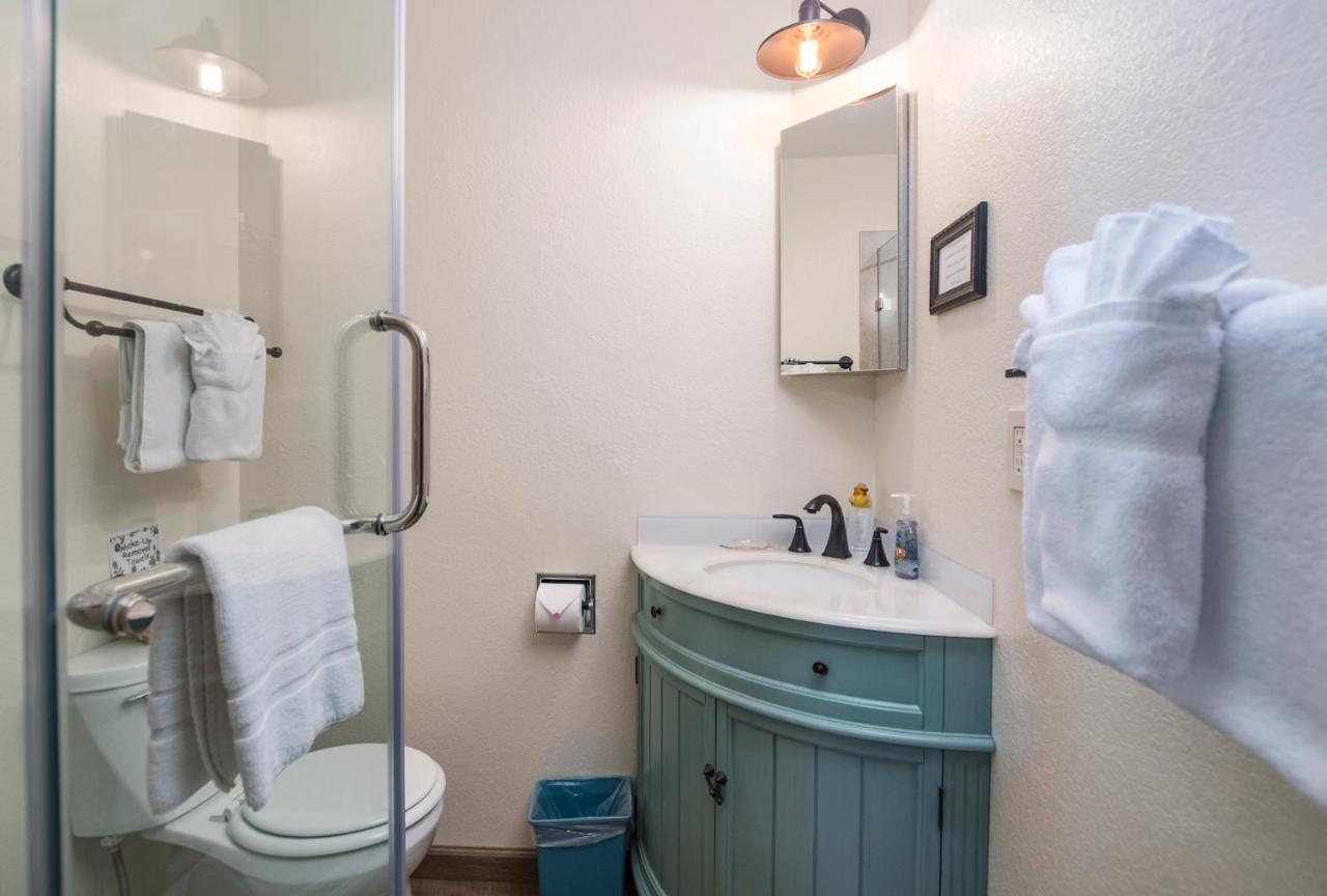 Swiftcurrent Inn *